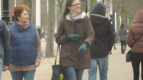 girl-leather-jacket-black-leather-gloves