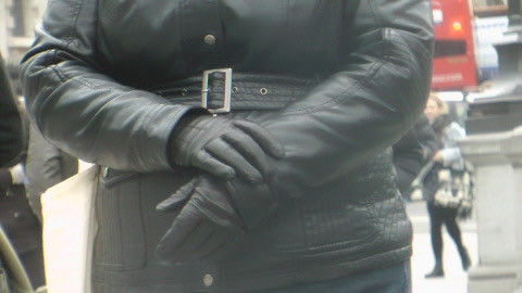 girl-leather-jacket-black-leather-gloves