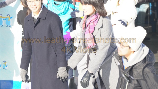 asian-girl-leather-gloves-japan-candid