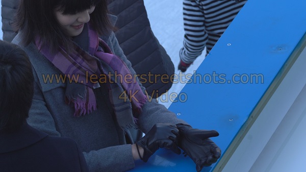 asian-girl-leather-gloves-japan-candid