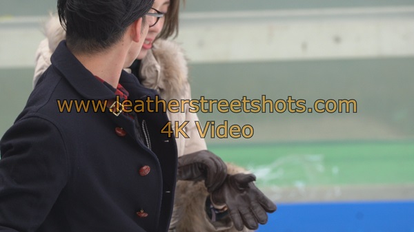 asian-girl-leather-gloves-japan-candid