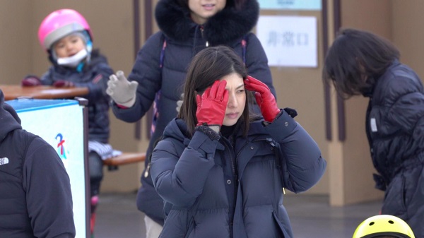 asian-girl-leather-gloves-japan-candid