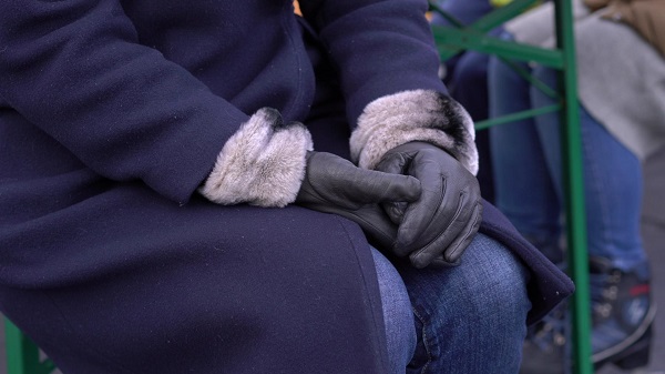 asian-girl-leather-gloves-japan-candid