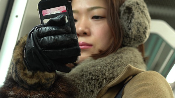 asian-girl-leather-gloves-japan-candid