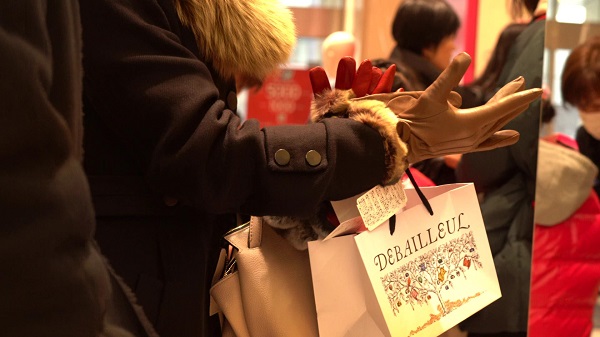 asian-girl-leather-gloves-japan-candid