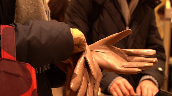 asian-girl-leather-gloves-japan-candid