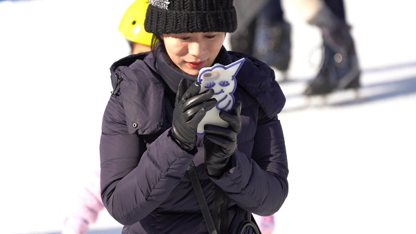 asian-girl-leather-gloves-japan-candid