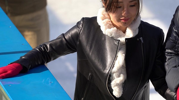 asian-girl-leather-gloves-japan-candid