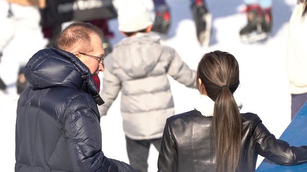 asian-girl-leather-gloves-japan-candid