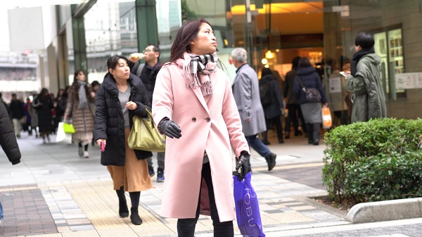 asian-girl-leather-gloves-japan-candid