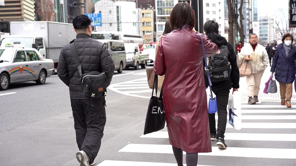 asian-girl-leather-gloves-japan-candid