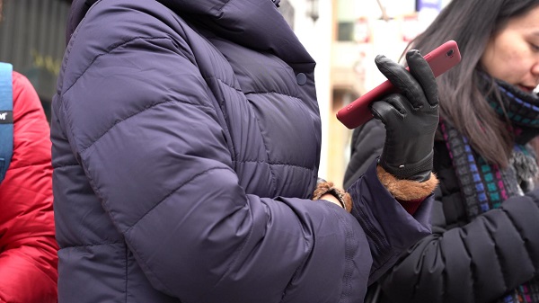 asian-girl-leather-gloves-japan-candid