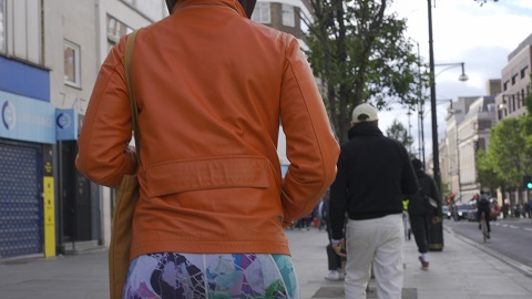 girls-in-leather-skirt-candid