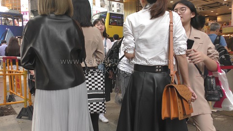 girls-in-leather-skirt-candid