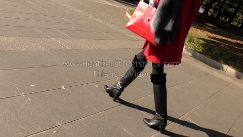 girls-in-leather-skirt-candid