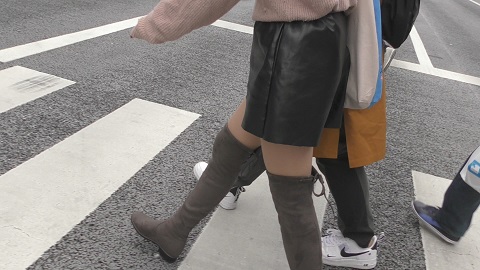 girls-in-leather-skirt-candid