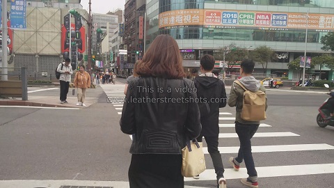 girls-in-leather-skirt-candid