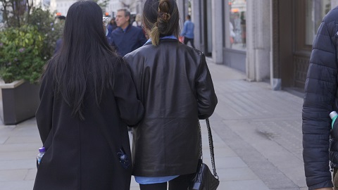 girls-in-leather-skirt-candid