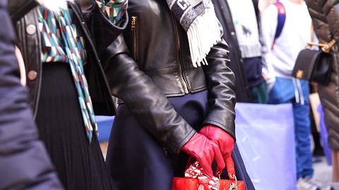 guy-girl-leather-jacket-asian-candid