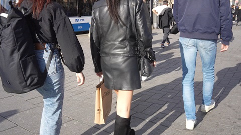 girls-in-leather-skirt-candid