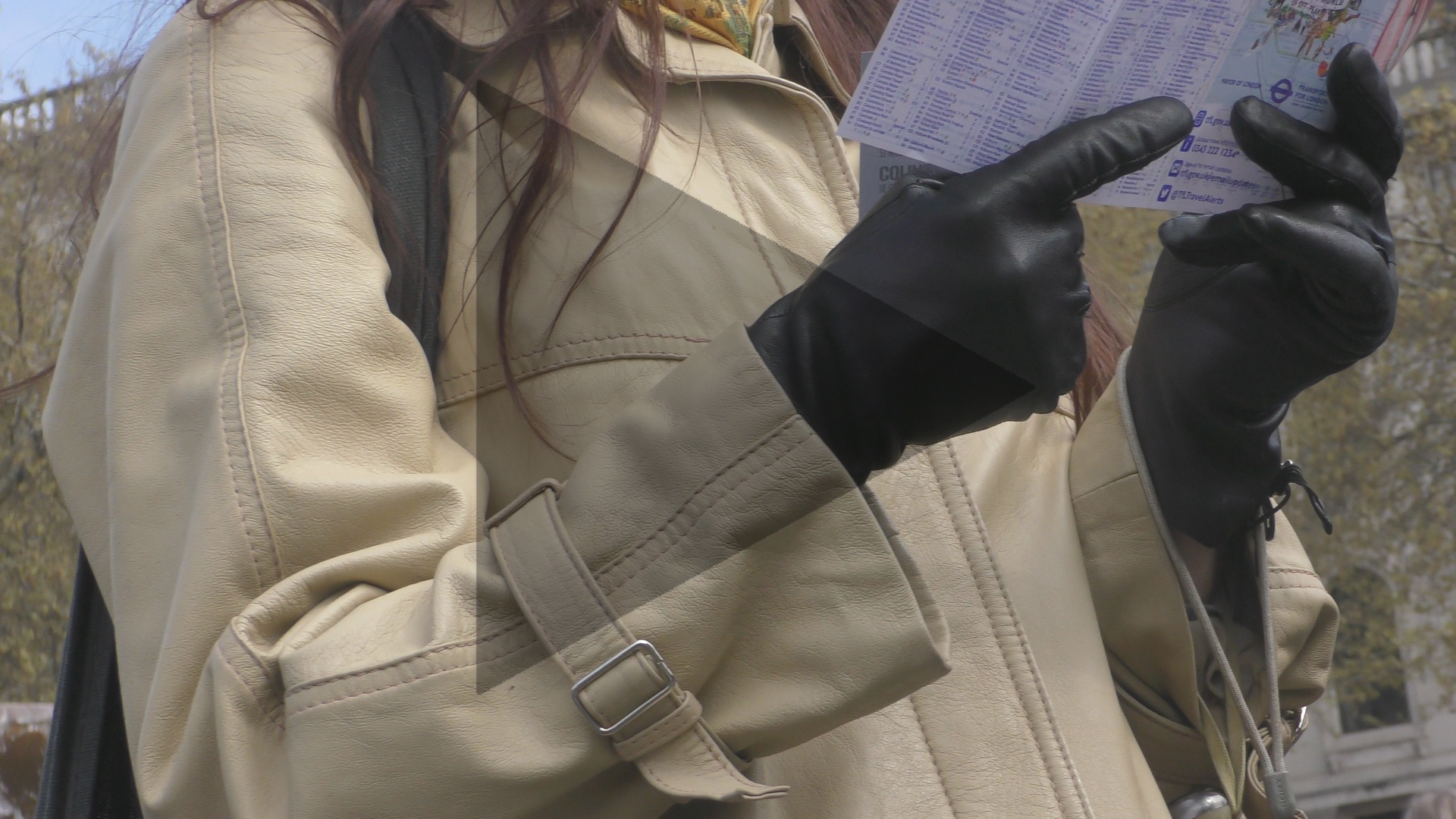 asian-girl-leather-gloves-japan-candid