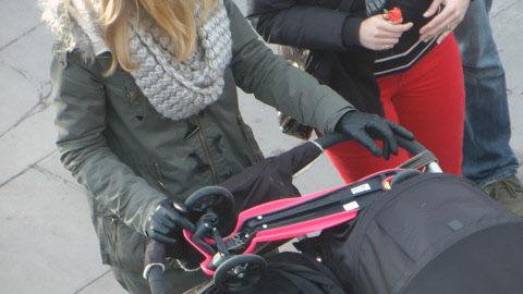 girl-leather-jacket-gloves-candid-london-1