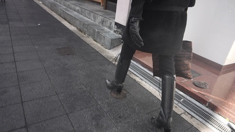 girls-in-leather-skirt-candid