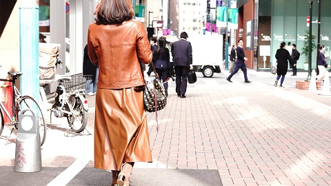 lady-leather-jacket-brown-leather-skirt-boots-street