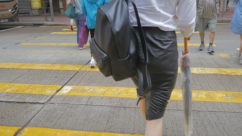 girl-wearing-leather-skirt